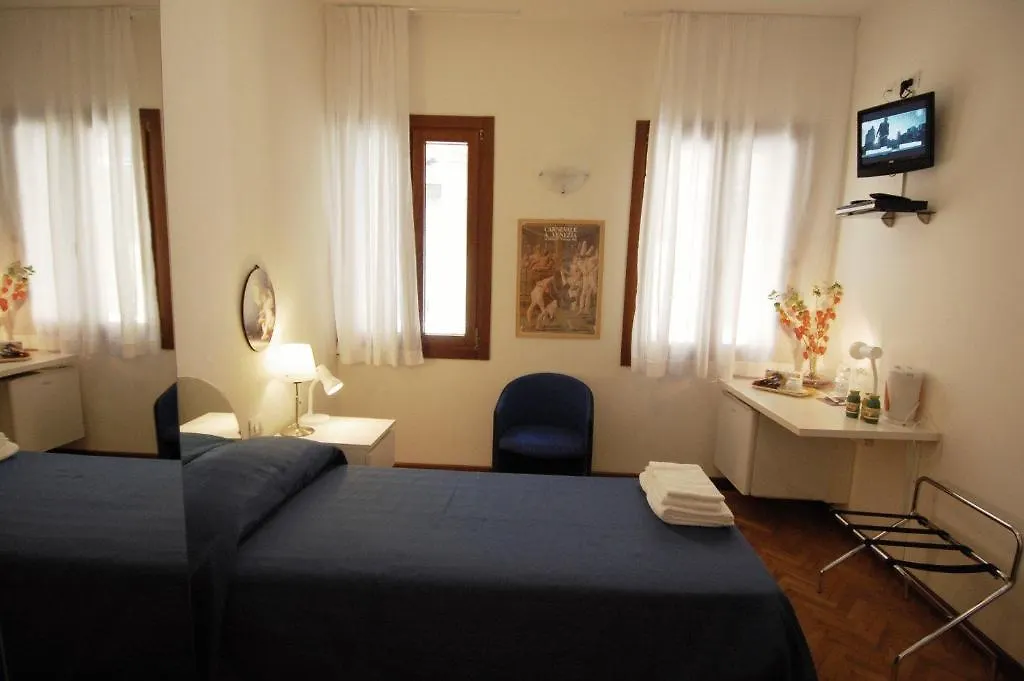 Santa Margherita Guest House Венеция 3*,  Италия